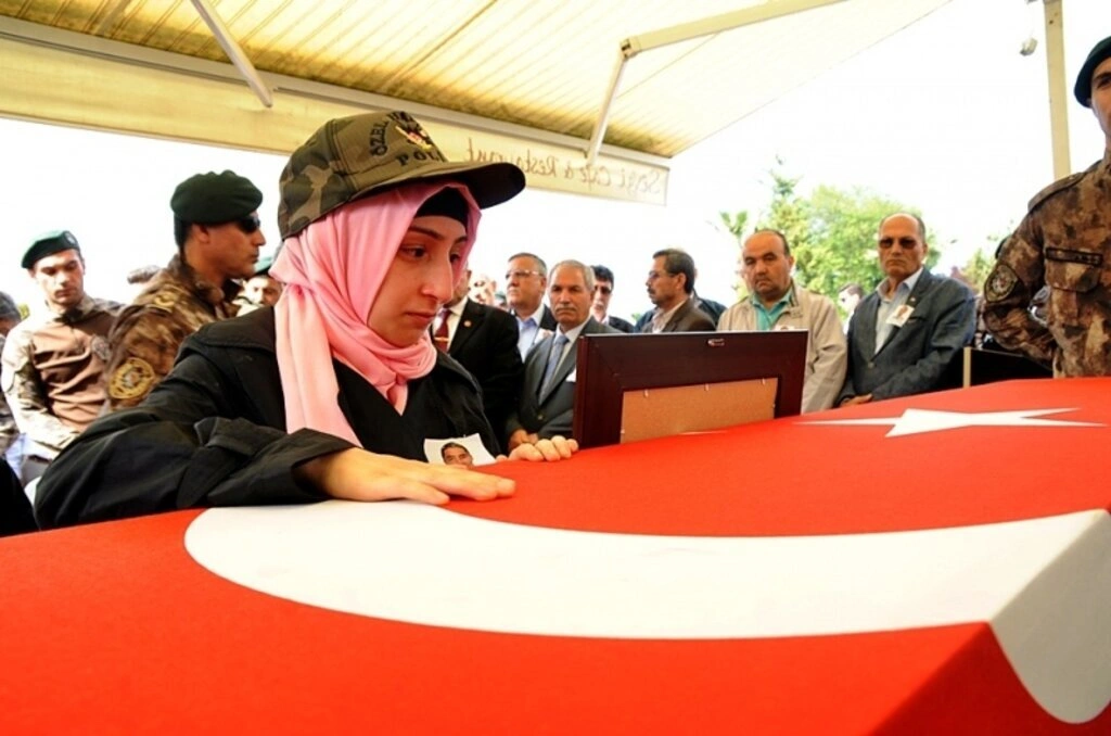 Şehit Mesut Yılmaz son yolculuğuna dualarla uğurlandı - Resim 3