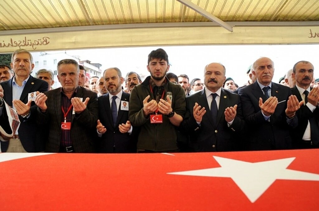Şehit Mesut Yılmaz son yolculuğuna dualarla uğurlandı - Resim 17