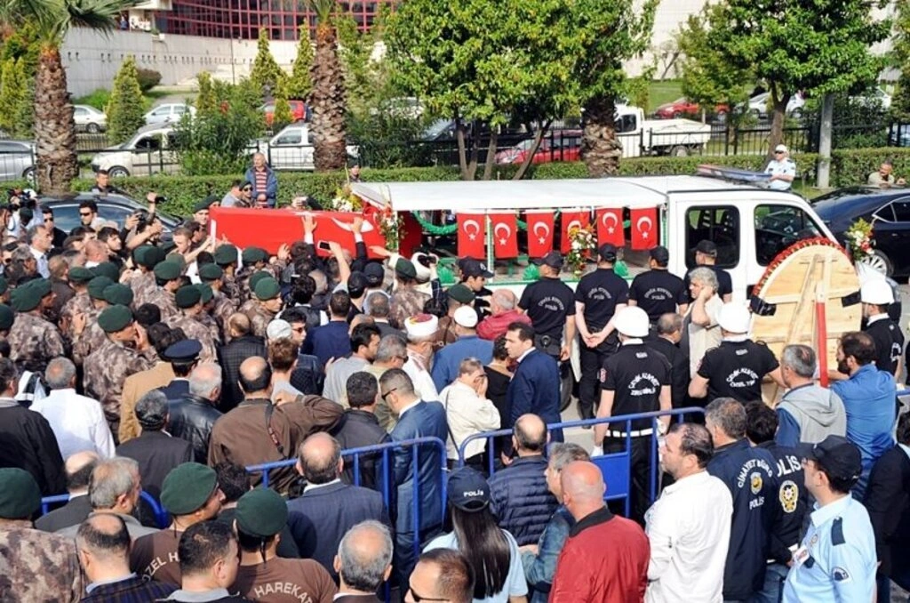 Şehit Mesut Yılmaz son yolculuğuna dualarla uğurlandı - Resim 23