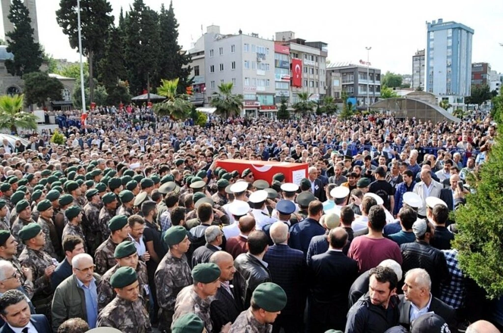 Şehit Mesut Yılmaz son yolculuğuna dualarla uğurlandı - Resim 24