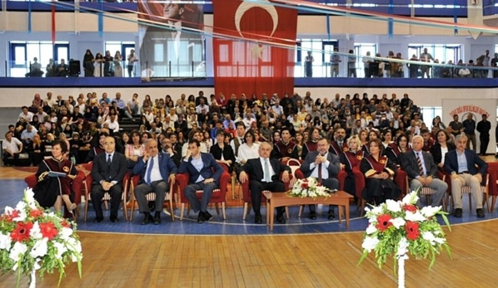 Sağlık Bilimleri Fakültesi mezuniyet töreni - Resim 1