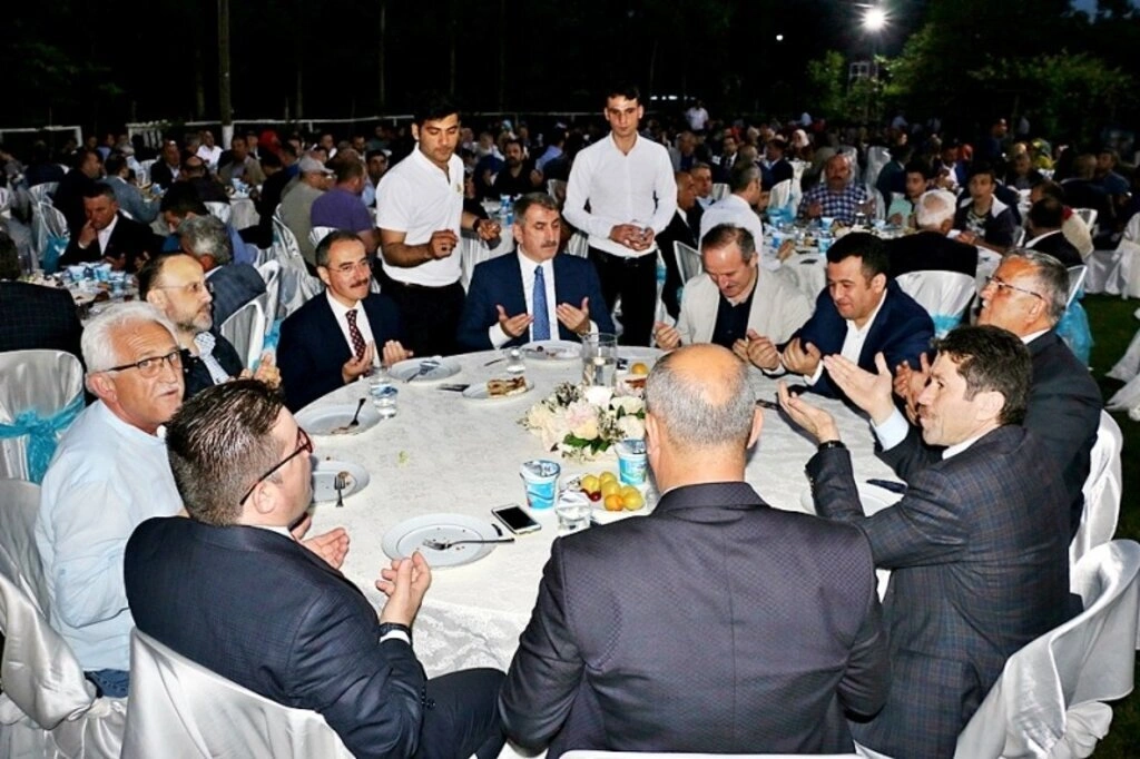 AK Parti Samsun Milletvekili Fuat Köktaş'tan iftar programı - Resim 2