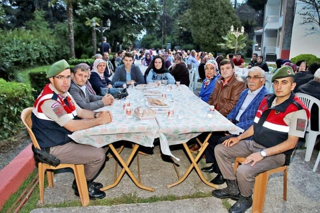 Bafra İlçe Protokolü İftarda Şehit Aileleri ve Gazilerle Buluştu - Resim 2