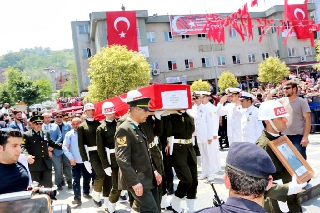 Samsun şehidini son yolculuğuna uğurladı - Resim 4