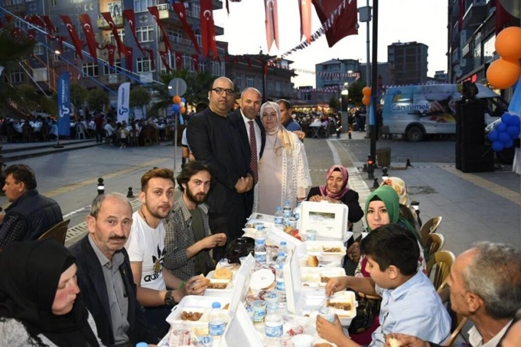 Tekkeköy de on binler aynı sofra da oruç açtı - Resim 4