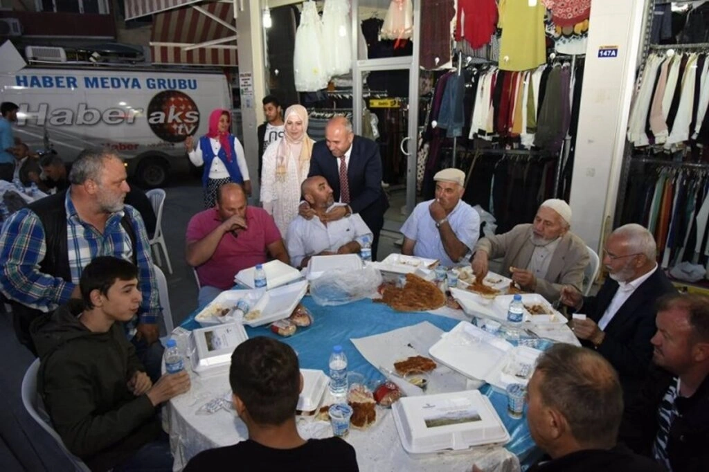 Tekkeköy de on binler aynı sofra da oruç açtı - Resim 6
