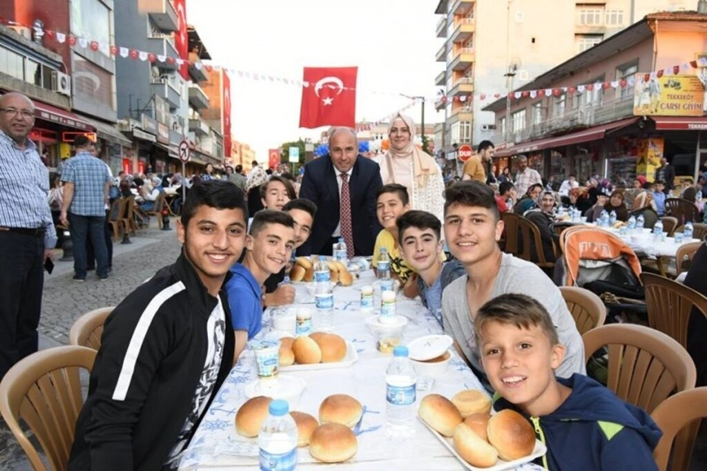 Tekkeköy de on binler aynı sofra da oruç açtı - Resim 13