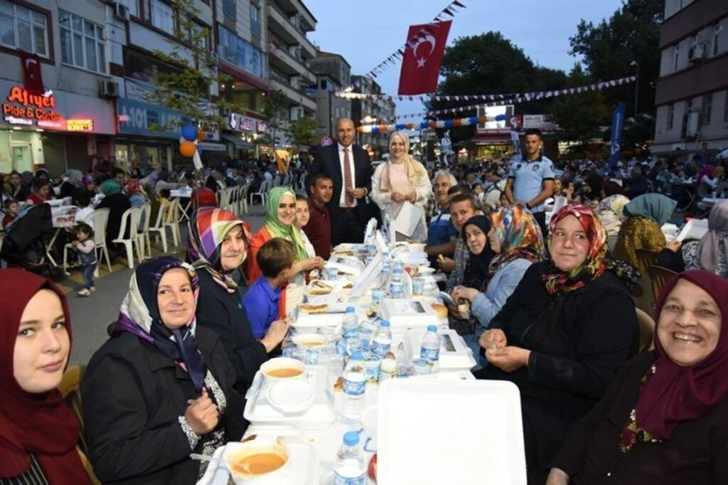 Tekkeköy de on binler aynı sofra da oruç açtı - Resim 19