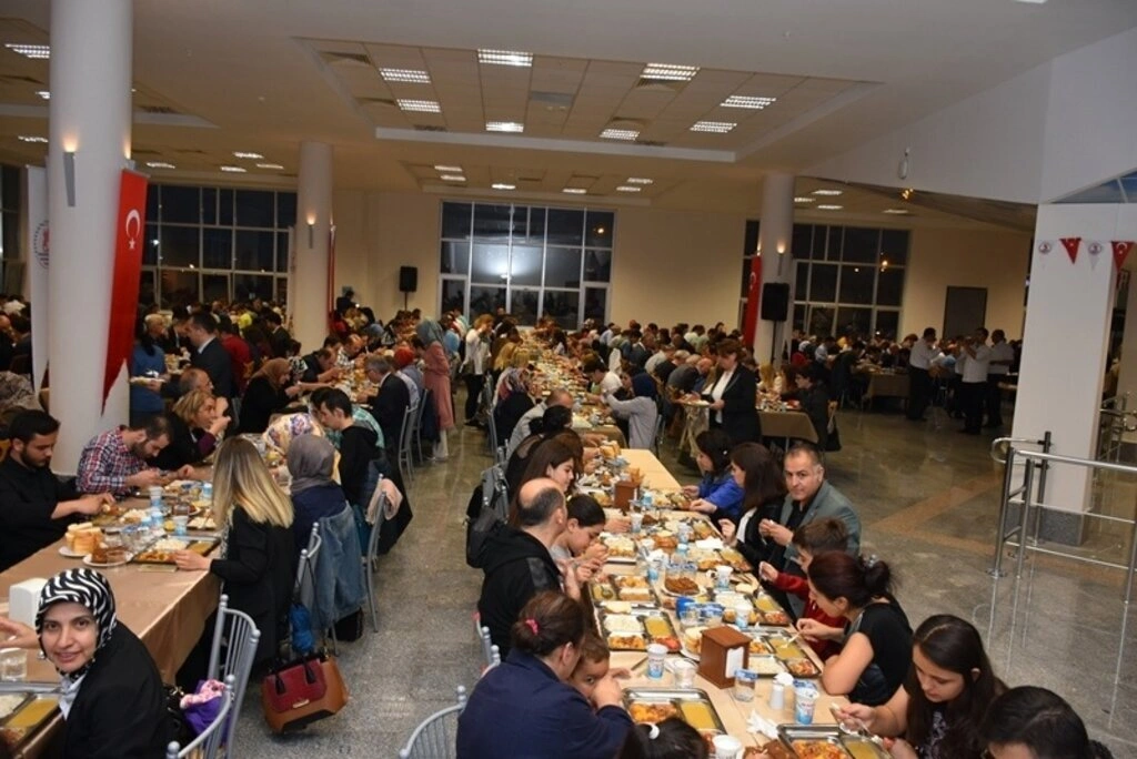 OMÜ Ailesi İftarda Bir Araya Geldi - Resim 9