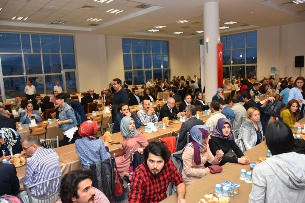 OMÜ Ailesi İftarda Bir Araya Geldi - Resim 18