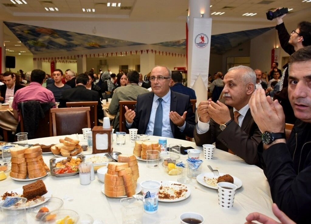OMÜ Ailesi İftarda Bir Araya Geldi - Resim 21