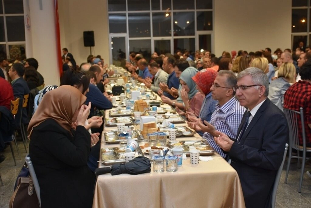 OMÜ Ailesi İftarda Bir Araya Geldi - Resim 23