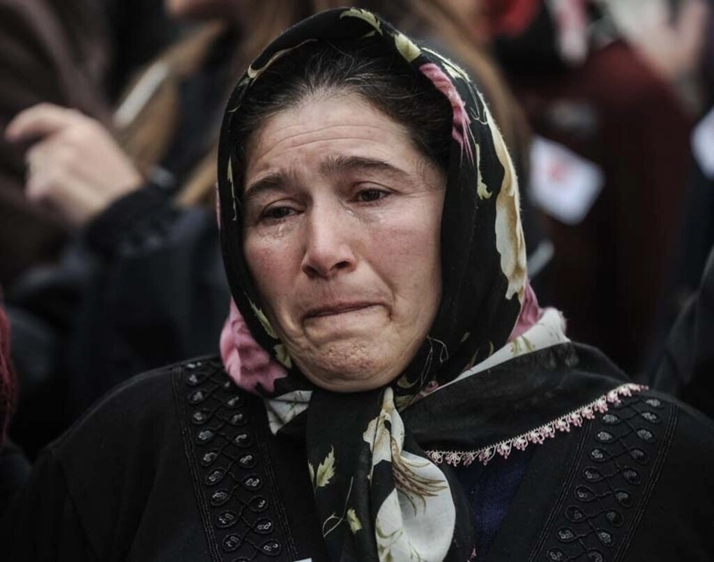 Diyarbakır'da uğradığı silahlı saldırı sonucu şehit olan Astsubay Üstçavuş Nejdet Aydoğdu'nun cenazesi, Samsun Çarşamba Havalimanına getirilerek buradan to - Resim 1