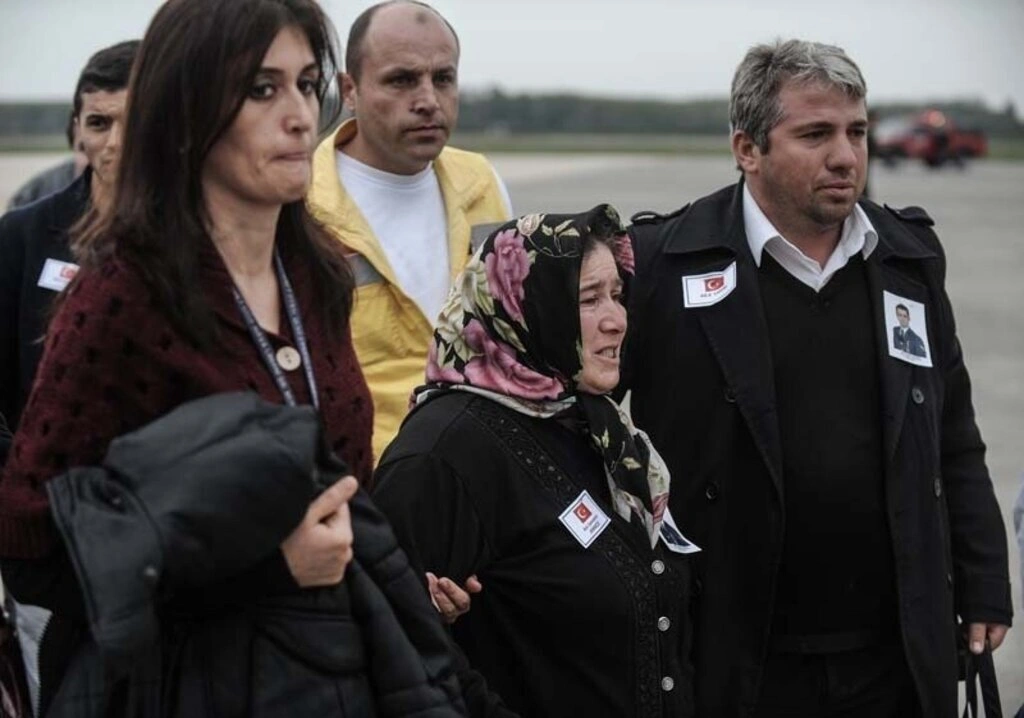 Diyarbakır'da uğradığı silahlı saldırı sonucu şehit olan Astsubay Üstçavuş Nejdet Aydoğdu'nun cenazesi, Samsun Çarşamba Havalimanına getirilerek buradan to - Resim 3