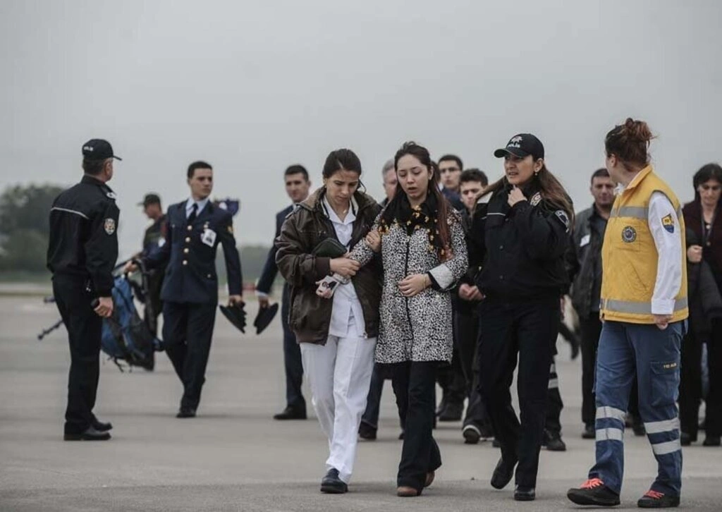 Diyarbakır'da uğradığı silahlı saldırı sonucu şehit olan Astsubay Üstçavuş Nejdet Aydoğdu'nun cenazesi, Samsun Çarşamba Havalimanına getirilerek buradan to - Resim 4