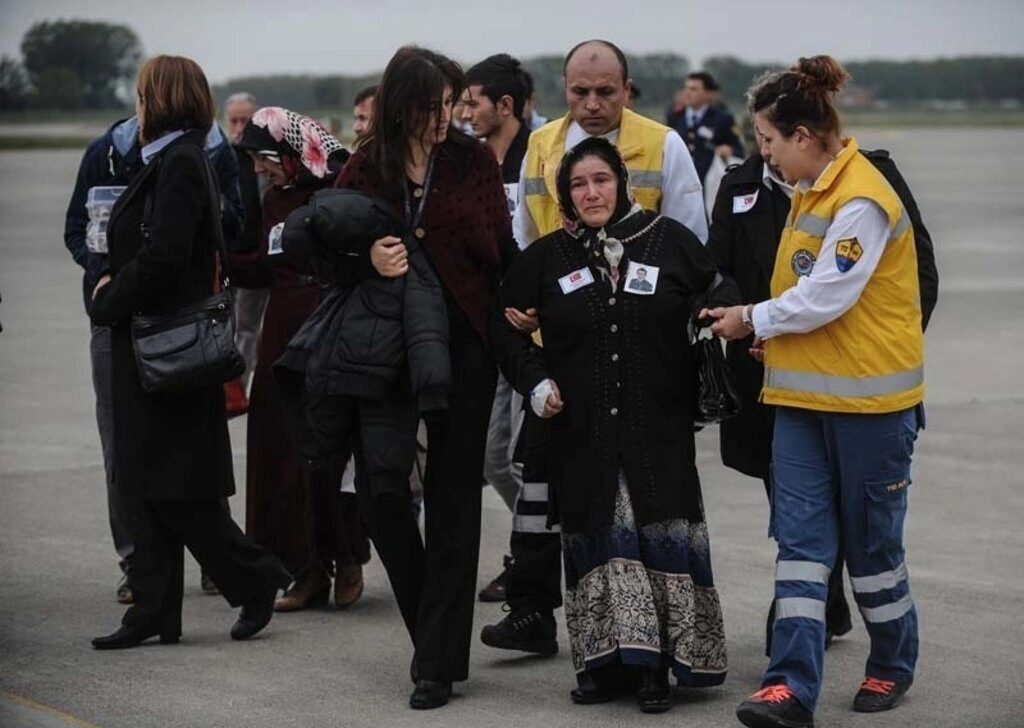 Diyarbakır'da uğradığı silahlı saldırı sonucu şehit olan Astsubay Üstçavuş Nejdet Aydoğdu'nun cenazesi, Samsun Çarşamba Havalimanına getirilerek buradan to - Resim 5