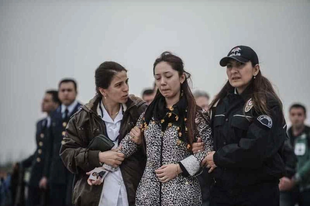 Diyarbakır'da uğradığı silahlı saldırı sonucu şehit olan Astsubay Üstçavuş Nejdet Aydoğdu'nun cenazesi, Samsun Çarşamba Havalimanına getirilerek buradan to - Resim 6