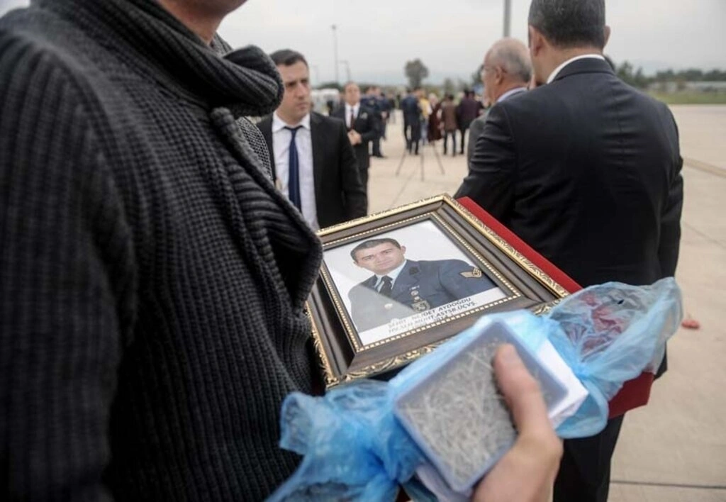 Diyarbakır'da uğradığı silahlı saldırı sonucu şehit olan Astsubay Üstçavuş Nejdet Aydoğdu'nun cenazesi, Samsun Çarşamba Havalimanına getirilerek buradan to - Resim 9