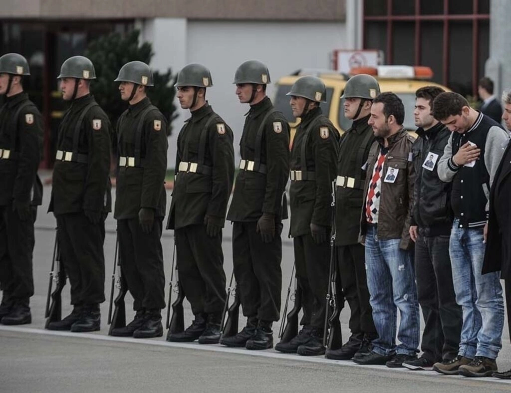 Diyarbakır'da uğradığı silahlı saldırı sonucu şehit olan Astsubay Üstçavuş Nejdet Aydoğdu'nun cenazesi, Samsun Çarşamba Havalimanına getirilerek buradan to - Resim 14