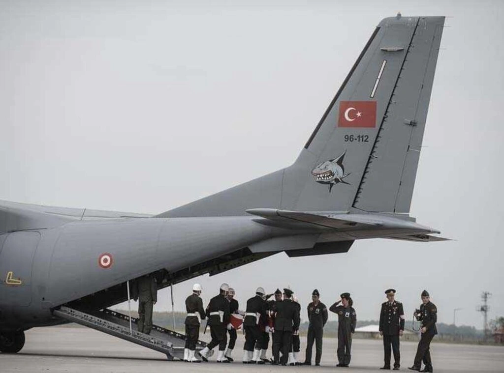 Diyarbakır'da uğradığı silahlı saldırı sonucu şehit olan Astsubay Üstçavuş Nejdet Aydoğdu'nun cenazesi, Samsun Çarşamba Havalimanına getirilerek buradan to - Resim 15