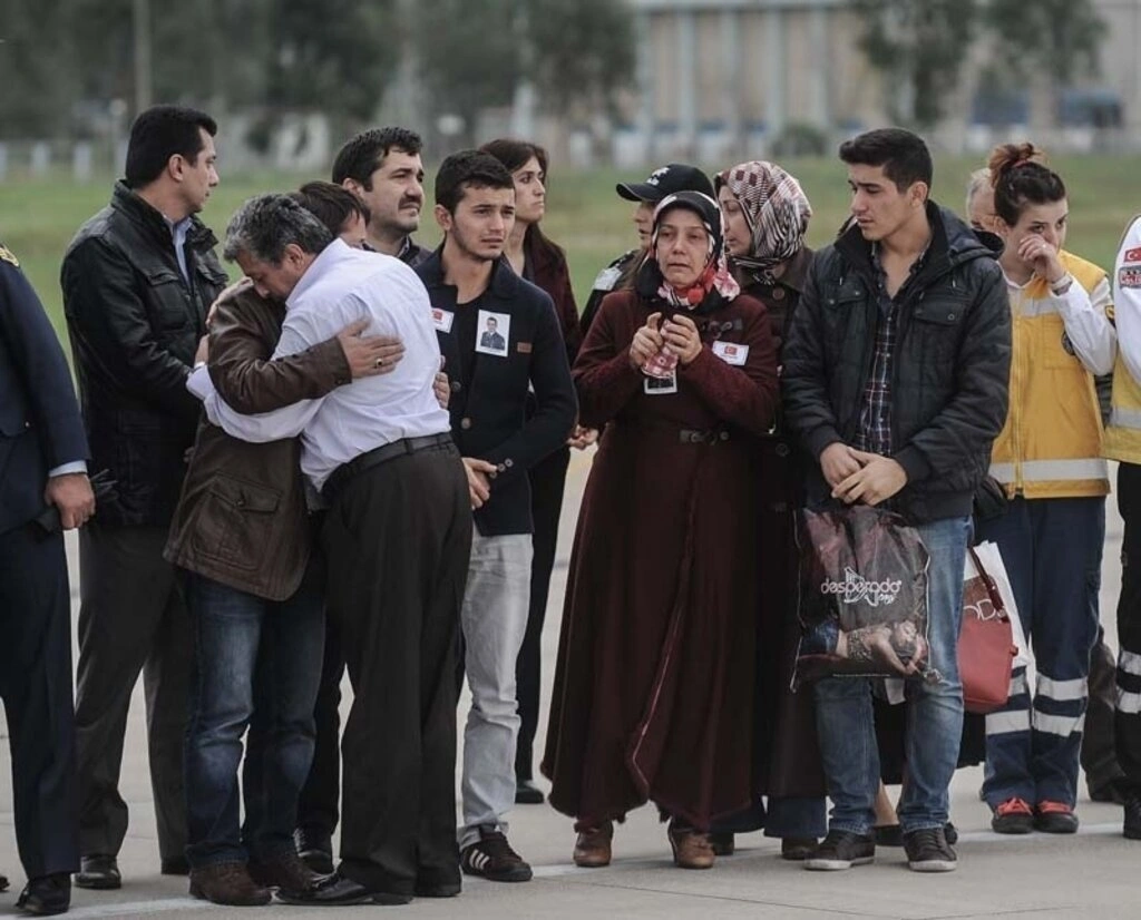 Diyarbakır'da uğradığı silahlı saldırı sonucu şehit olan Astsubay Üstçavuş Nejdet Aydoğdu'nun cenazesi, Samsun Çarşamba Havalimanına getirilerek buradan to - Resim 18