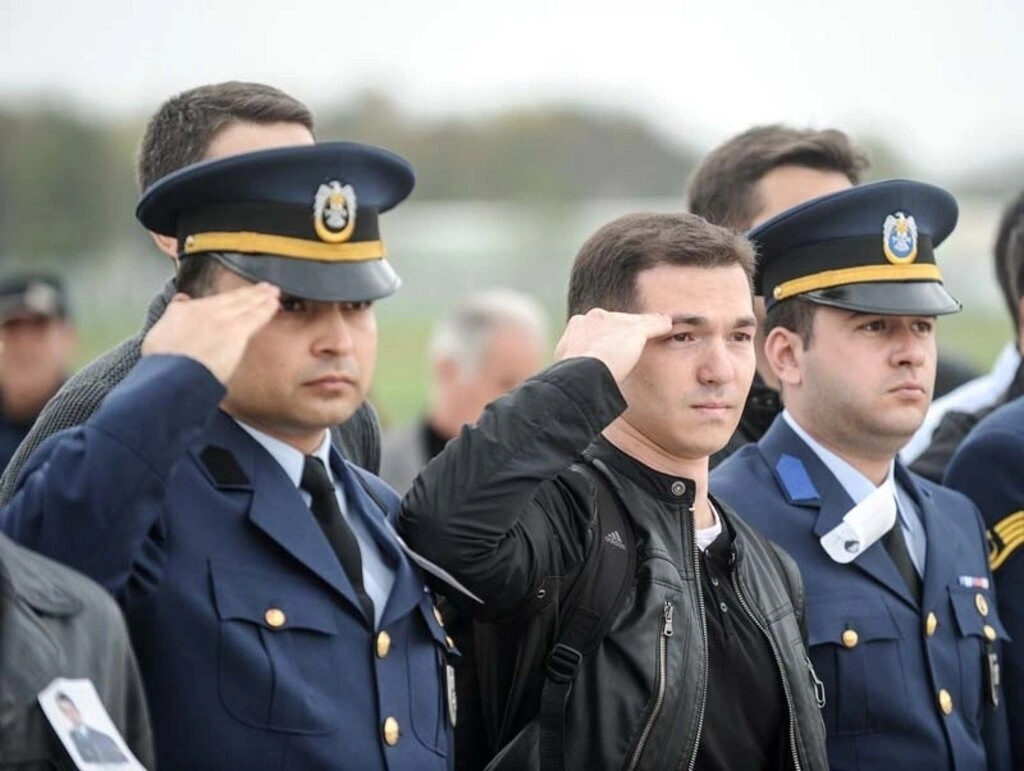 Diyarbakır'da uğradığı silahlı saldırı sonucu şehit olan Astsubay Üstçavuş Nejdet Aydoğdu'nun cenazesi, Samsun Çarşamba Havalimanına getirilerek buradan to - Resim 24