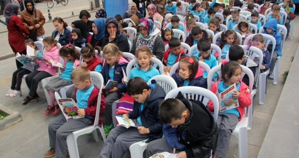 Tekkeköy'de 5 bin 555 öğrenci aynı anda kitap okudu - Resim 2