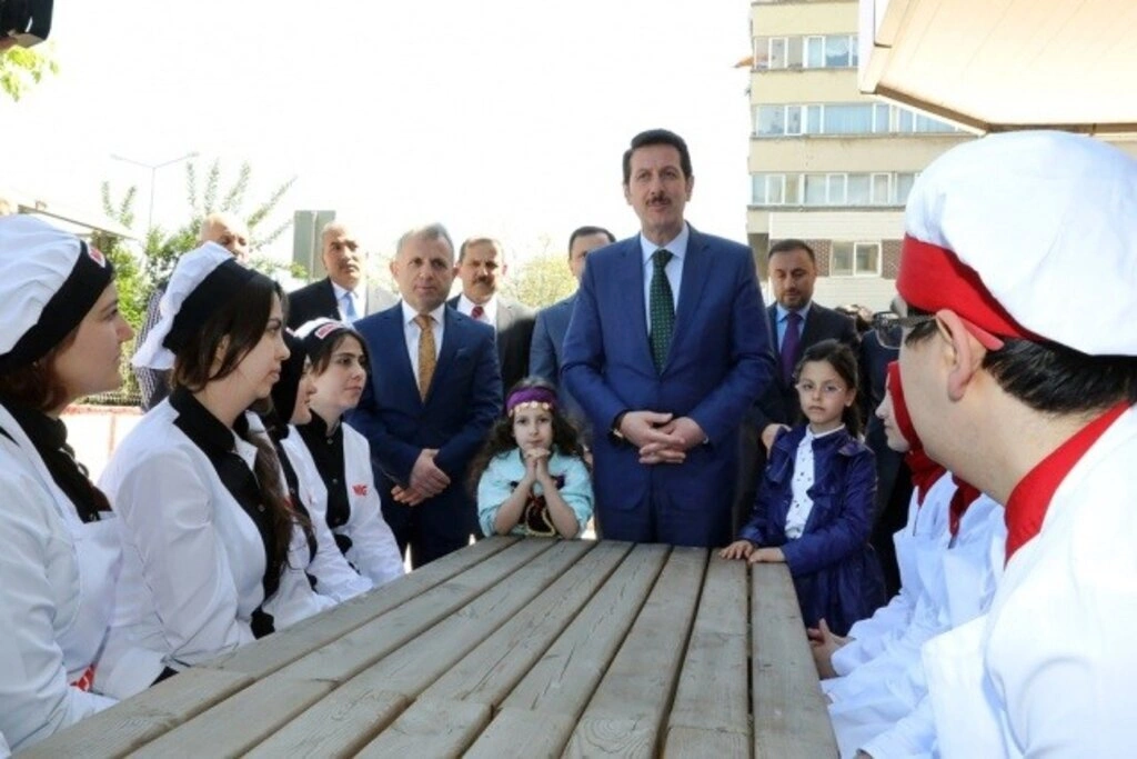 BAŞKAN TOK: GENÇLERE İSTİHDAM SAĞLAMAYA DEVAM EDECEĞİZ - Resim 2