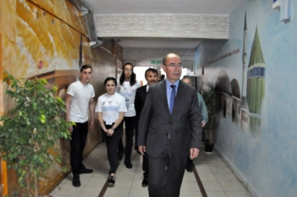 SAMSUN CUMHURİYET ANADOLU LİSESİ’NDE TÜBİTAK 4006 BİLİM FUARI  AÇILDI - Resim 3