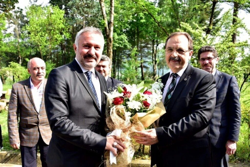 Başkan Zihni Şahin ilçeleri dolaşıyor - Resim 13