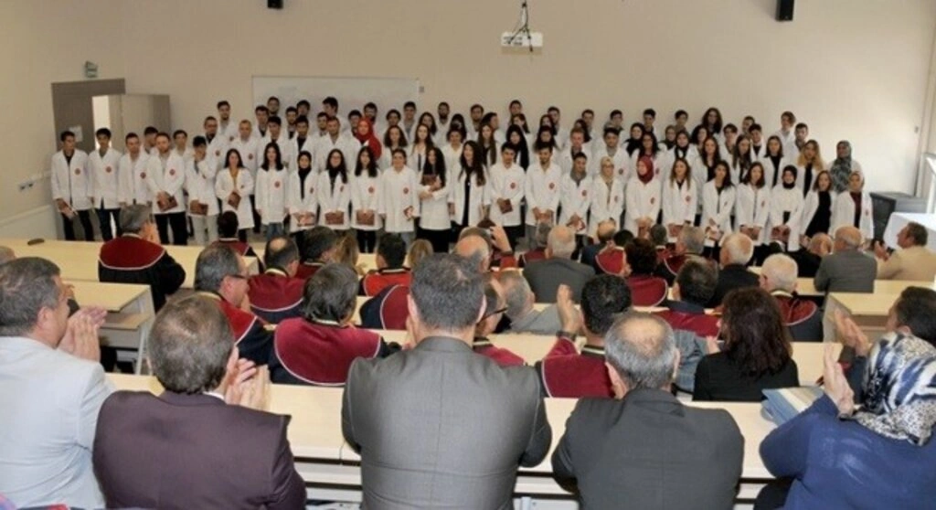 OMÜ Veteriner Fakültesi 1. sınıf öğrencileri beyaz önlük giydi - Resim 17