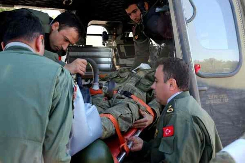 Sağlıkçı askerlere helikoptere hasta sevki dersi - Resim 1