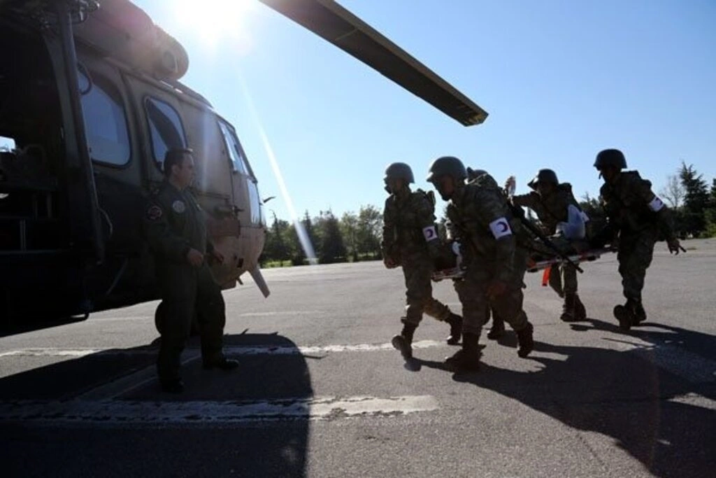 Sağlıkçı askerlere helikoptere hasta sevki dersi - Resim 2