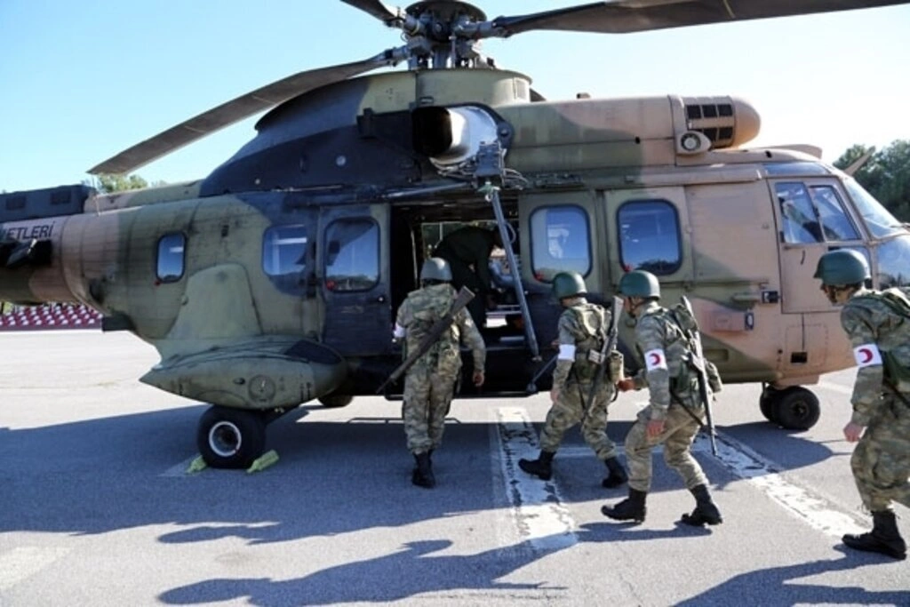Sağlıkçı askerlere helikoptere hasta sevki dersi - Resim 3