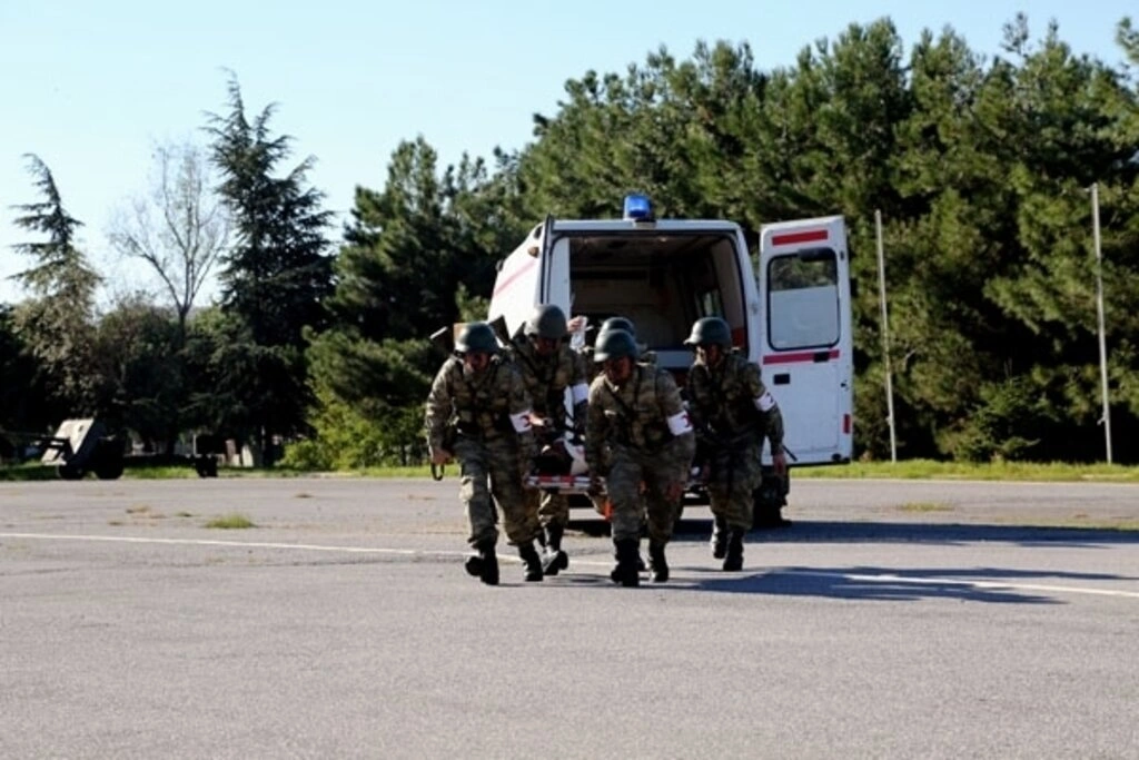 Sağlıkçı askerlere helikoptere hasta sevki dersi - Resim 4