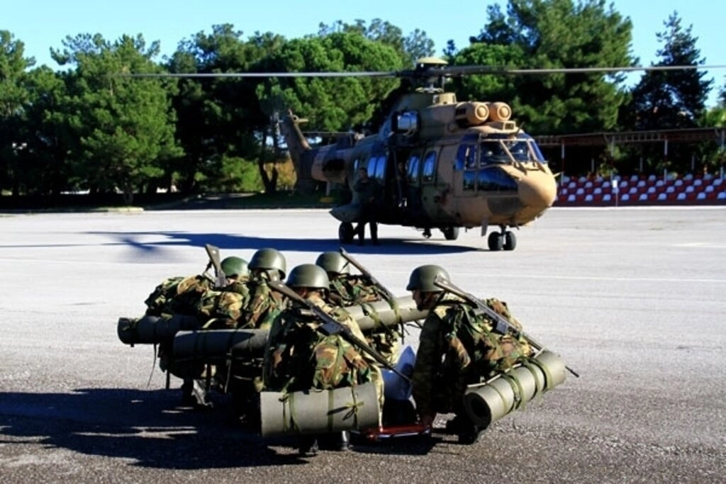 Sağlıkçı askerlere helikoptere hasta sevki dersi - Resim 8