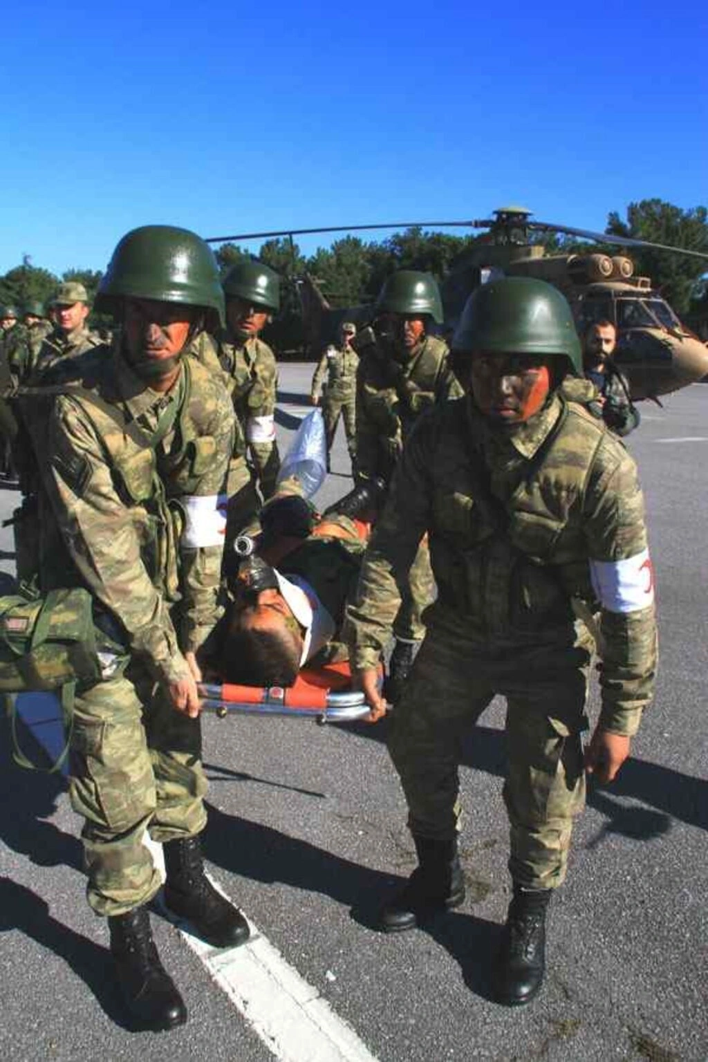 Sağlıkçı askerlere helikoptere hasta sevki dersi - Resim 11