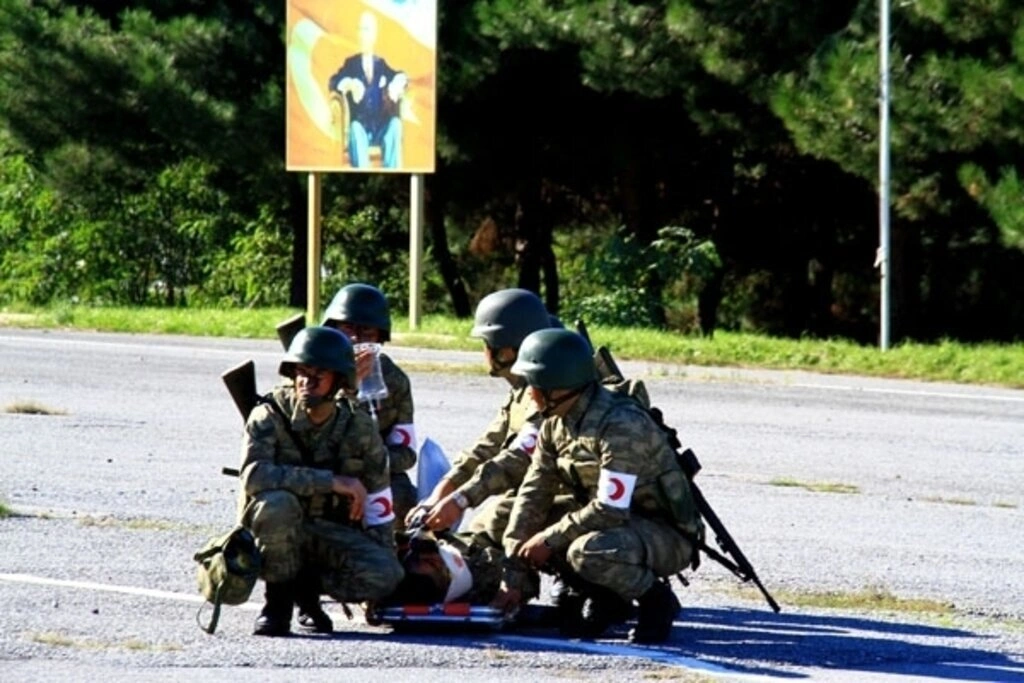 Sağlıkçı askerlere helikoptere hasta sevki dersi - Resim 14