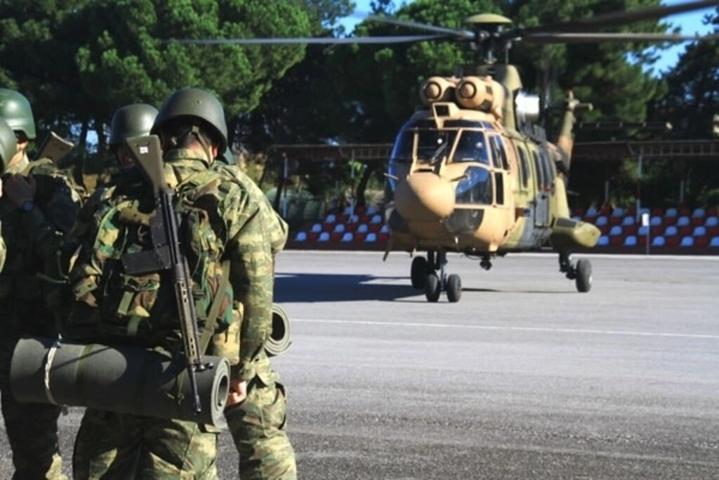 Sağlıkçı askerlere helikoptere hasta sevki dersi - Resim 16