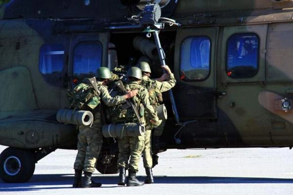 Sağlıkçı askerlere helikoptere hasta sevki dersi - Resim 17