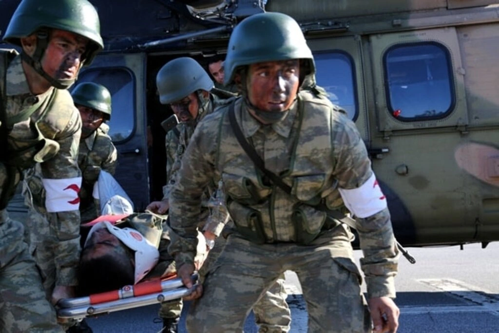 Sağlıkçı askerlere helikoptere hasta sevki dersi - Resim 18