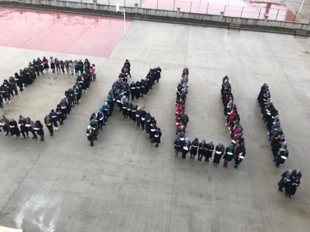 CANİK OKUYOR! - Resim 1