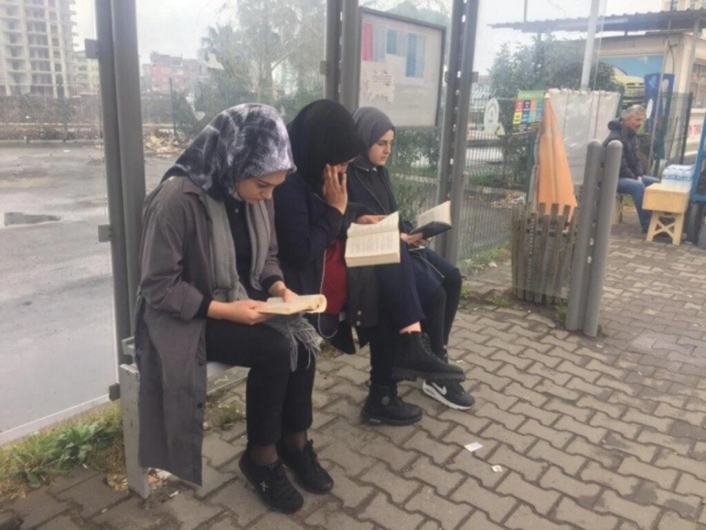 CANİK OKUYOR! - Resim 5