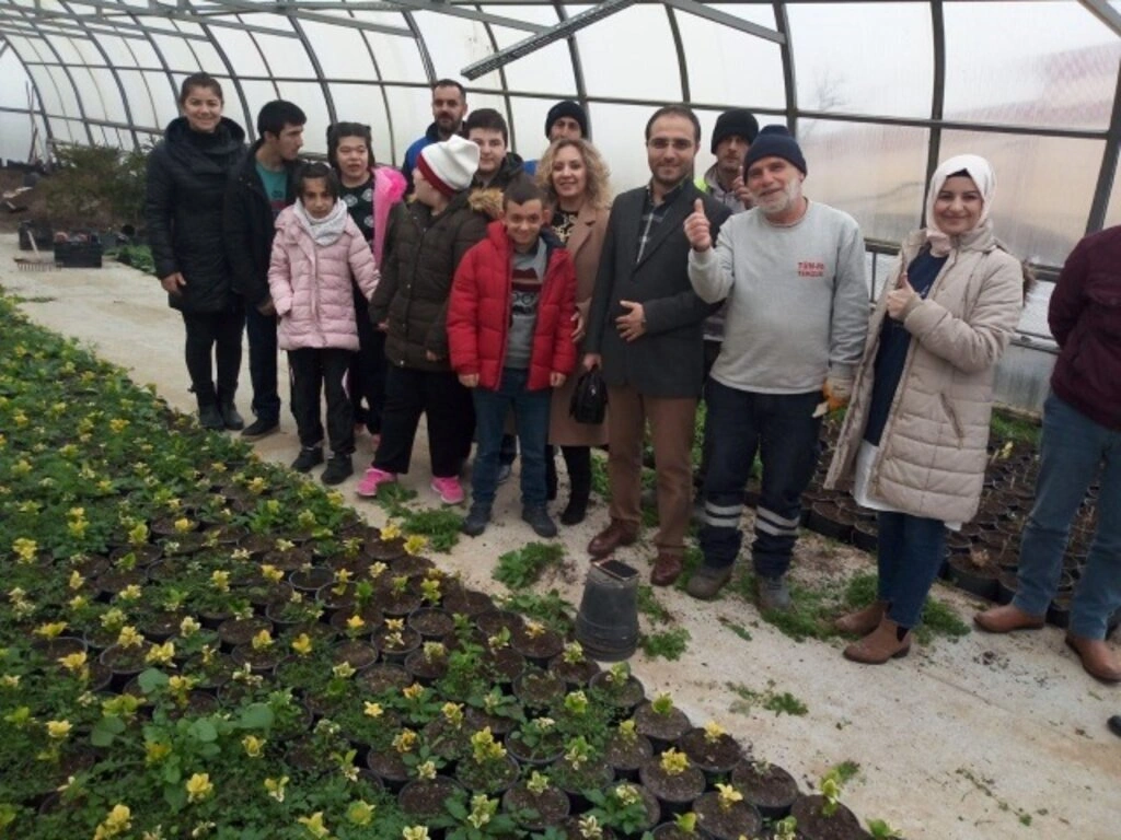 'Umudun Olduğu Yerde Mucizeler Çiçek Açar' sergisi açıldı - Resim 4