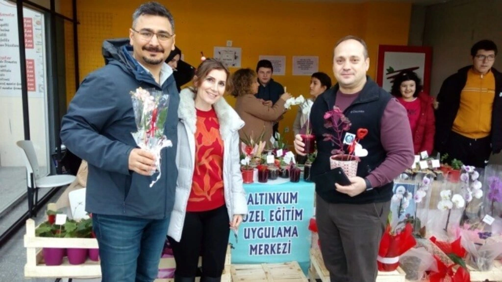 'Umudun Olduğu Yerde Mucizeler Çiçek Açar' sergisi açıldı - Resim 5
