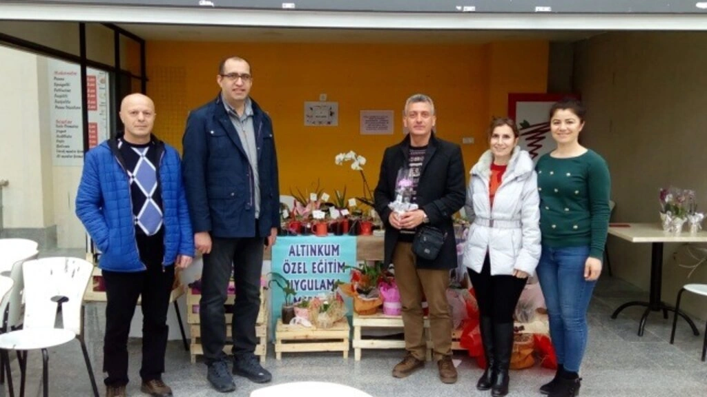 'Umudun Olduğu Yerde Mucizeler Çiçek Açar' sergisi açıldı - Resim 9