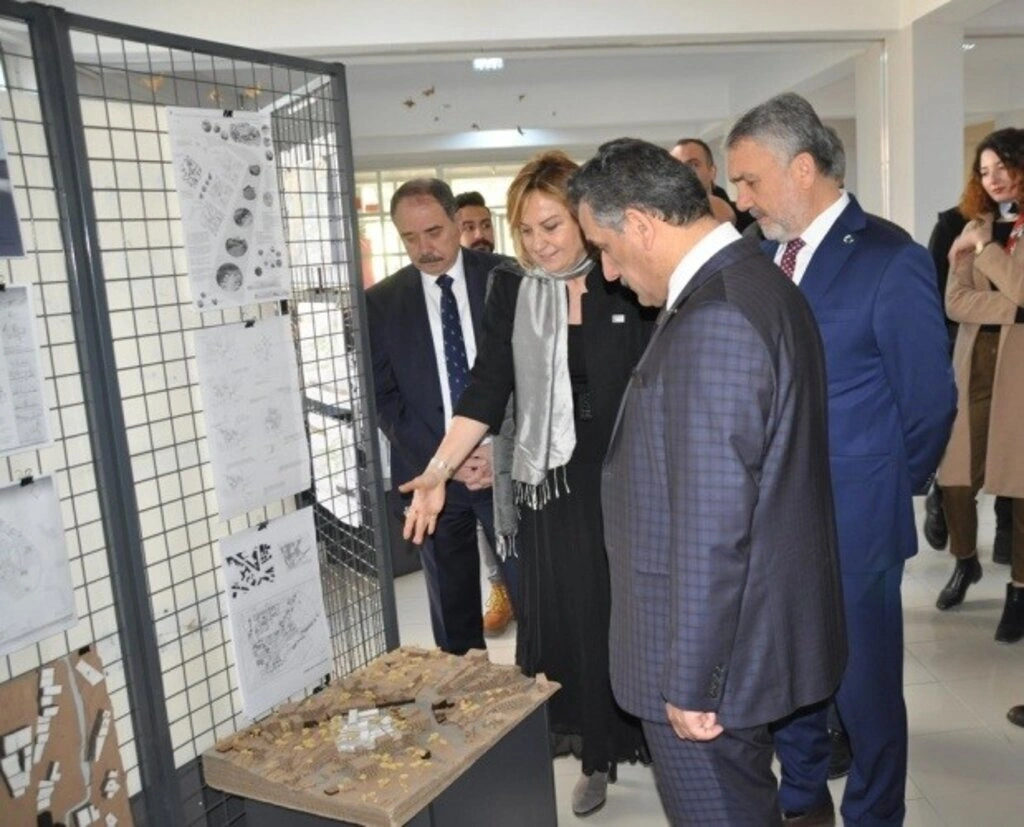 Mimarlık Fakültesi Öğrenci Projeleri Sergisi Açıldı - Resim 16