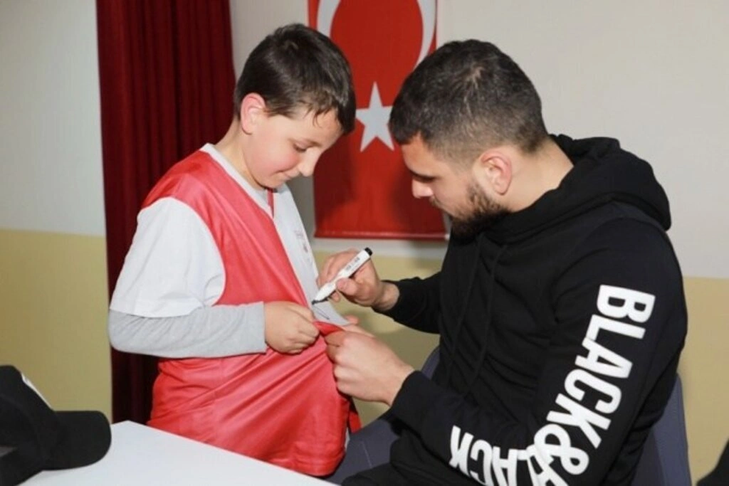 Samsunsporlu futbolcular Gökgöl Şehit Mahir Emen İlkokulu'nda - Resim 1