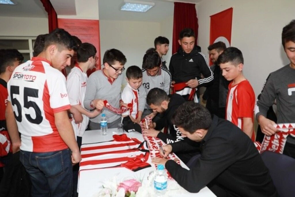 Samsunsporlu futbolcular Gökgöl Şehit Mahir Emen İlkokulu'nda - Resim 2