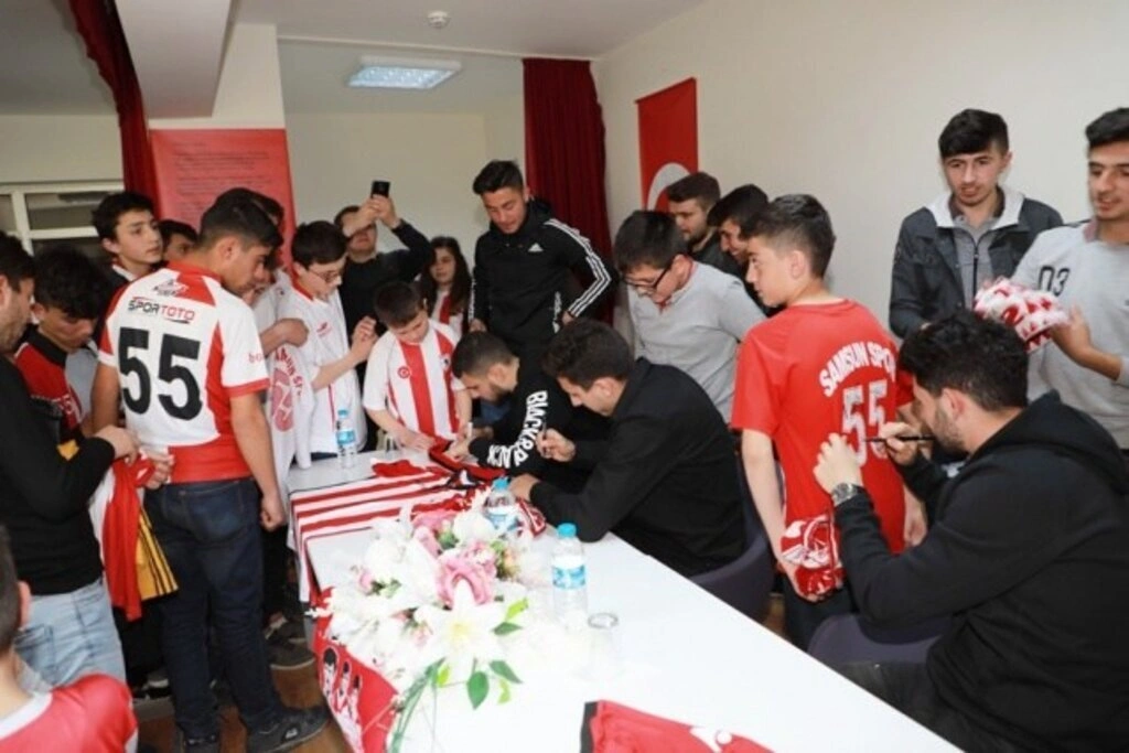 Samsunsporlu futbolcular Gökgöl Şehit Mahir Emen İlkokulu'nda - Resim 3